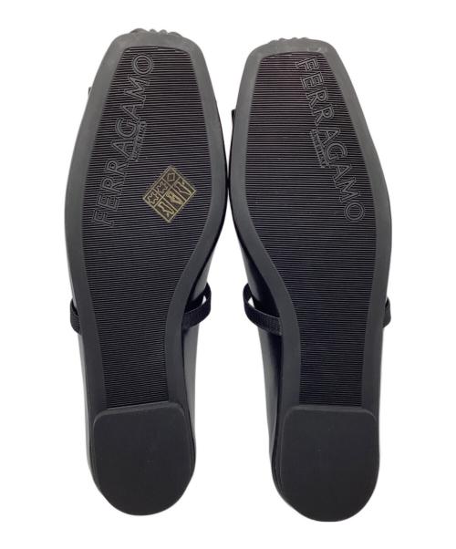 Ferragamo（フェラガモ）Ferragamo (フェラガモ) ヴァラリボンフラットパンプス ブラック サイズ:5 1/2の古着・服飾アイテム