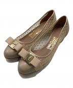 Salvatore Ferragamoサルヴァトーレ フェラガモ）の古着「ヴァラリボンレースパンプス」｜ベージュ
