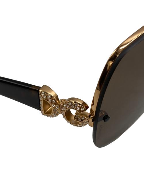 DOLCE & GABBANA（ドルチェ＆ガッバーナ）DOLCE & GABBANA (ドルチェ＆ガッバーナ) ラインストーンロゴサングラス ブラウン サイズ:62□15 130の古着・服飾アイテム