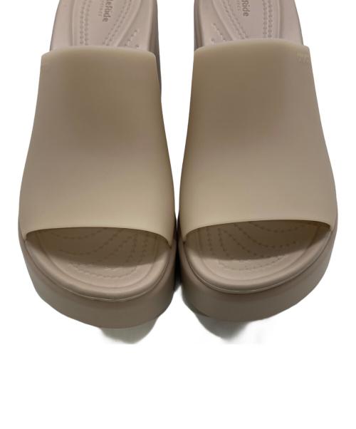 crocs（クロックス）crocs (クロックス) BROOKLYN FROSTED SLIDE HEEL ベージュ サイズ:W7の古着・服飾アイテム