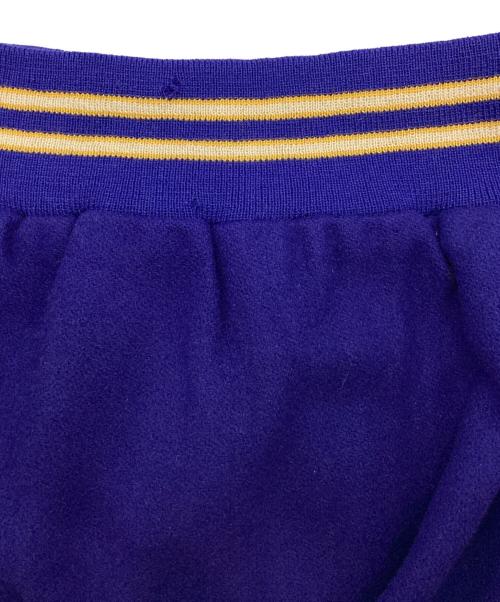 skookum（スクーカム）skookum (スクーカム) 袖レザーワッペンスタジャン ブルー×ベージュ サイズ:44の古着・服飾アイテム