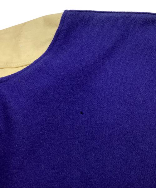 skookum（スクーカム）skookum (スクーカム) 袖レザーワッペンスタジャン ブルー×ベージュ サイズ:44の古着・服飾アイテム