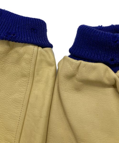 skookum（スクーカム）skookum (スクーカム) 袖レザーワッペンスタジャン ブルー×ベージュ サイズ:44の古着・服飾アイテム