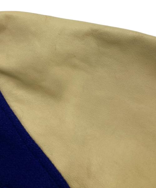 skookum（スクーカム）skookum (スクーカム) 袖レザーワッペンスタジャン ブルー×ベージュ サイズ:44の古着・服飾アイテム