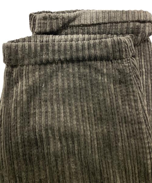 LE COLLEZIONI STRUCTURE（ル コレッツィオーニ ストラクチャー）LE COLLEZIONI STRUCTURE (ル コレッツィオーニ ストラクチャー) 太畝ツータックコーデュロイパンツ カーキ サイズ:36 Sの古着・服飾アイテム