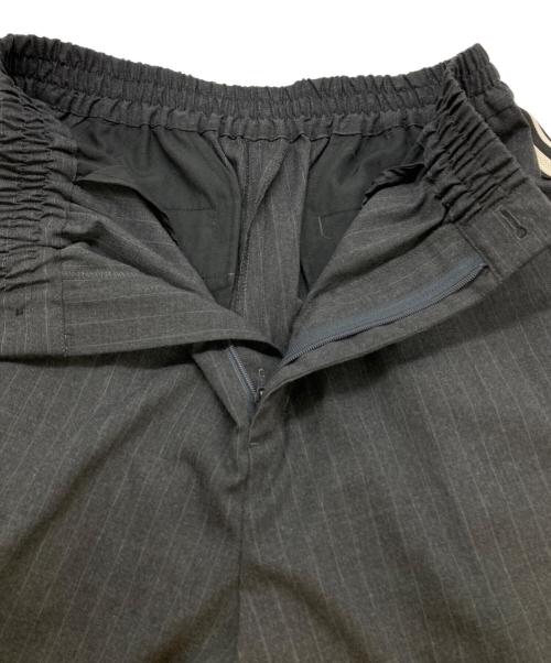 Audrey and John Wad（オードリーアンドジョンワッド）Audrey and John Wad (オードリーアンドジョンワッド) ウーステッド ライク ソリッド ストライプ ラインテープパンツ グレー サイズ:Ｍの古着・服飾アイテム