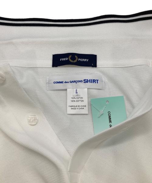 COMME des GARCONS SHIRT（コムデギャルソンシャツ）COMME des GARCONS SHIRT (コムデギャルソンシャツ) FRED PERRY (フレッドペリー) コットン鹿子グラフィックポロ ホワイト サイズ:L 未使用品の古着・服飾アイテム