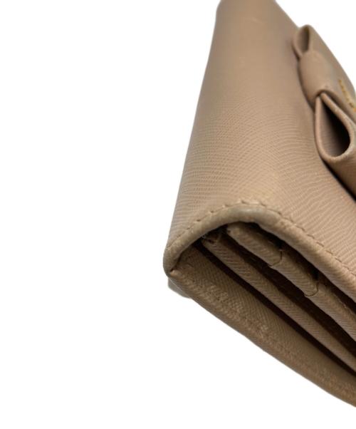 PRADA（プラダ）PRADA (プラダ) サフィアーノリボンウォレット ベージュの古着・服飾アイテム