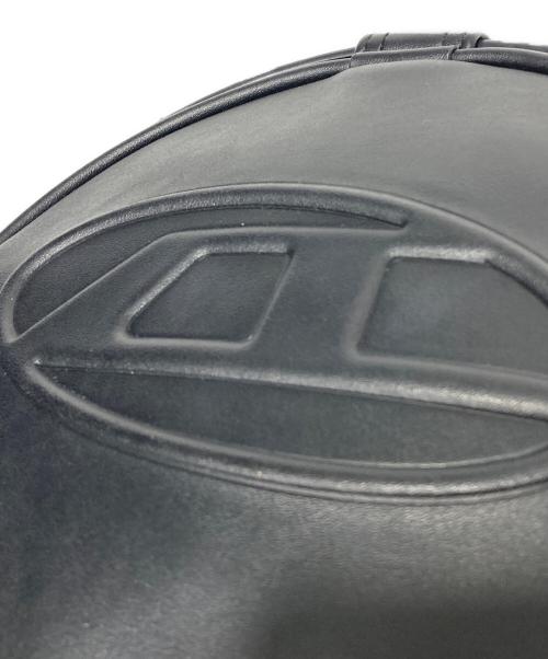 DIESEL（ディーゼル）DIESEL (ディーゼル) サークルエンボスロゴショルダーバッグ ブラックの古着・服飾アイテム