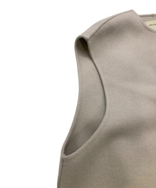 UNITED ARROWS（ユナイテッドアローズ）UNITED ARROWS (ユナイテッドアローズ) リバーノーカラーフェイクファーポケットベスト ベージュ サイズ:36の古着・服飾アイテム