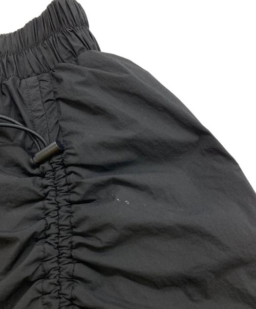 emmi（エミ）emmi (エミ) ボリュームドロストジップアップスカート ブラックの古着・服飾アイテム