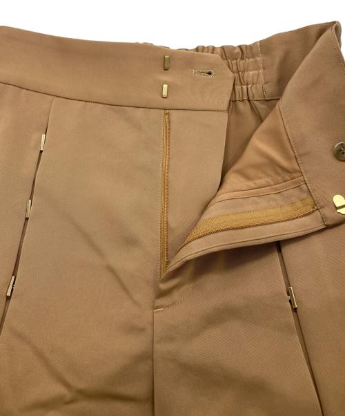 FRAY ID（フレイ アイディー）FRAY ID (フレイ アイディー) フロントタックフレアパンツ ベージュの古着・服飾アイテム