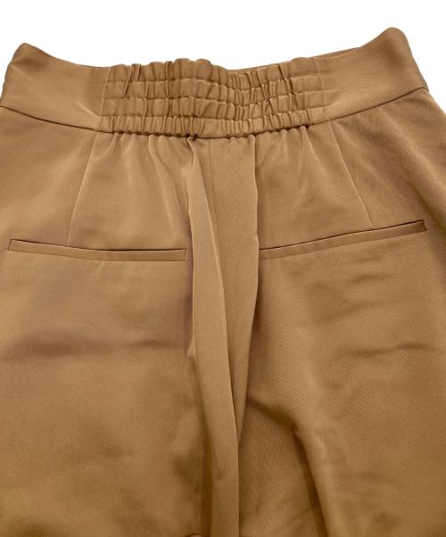 FRAY ID（フレイ アイディー）FRAY ID (フレイ アイディー) フロントタックフレアパンツ ベージュの古着・服飾アイテム
