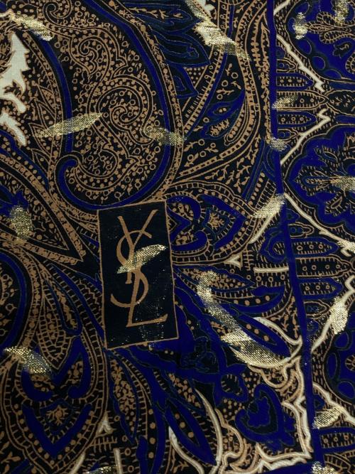 Yves Saint Laurent（イヴサンローラン）Yves Saint Laurent (イヴサンローラン) シルクストール ブラックの古着・服飾アイテム