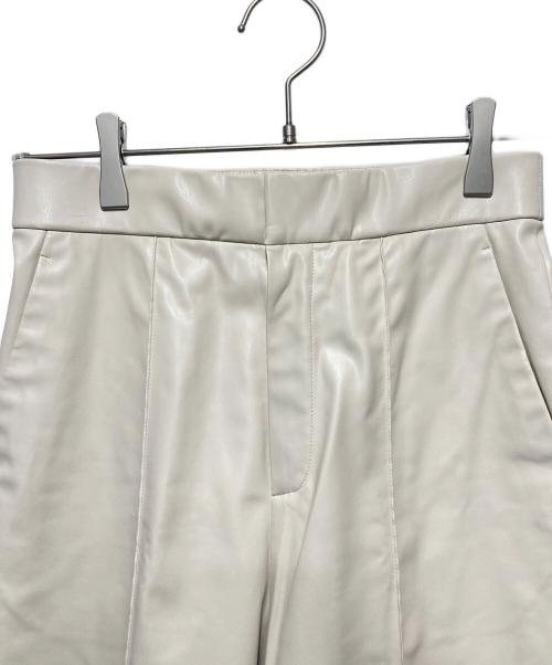 SALON adam et rope'（サロンアダムエロペ）SALON adam et rope' (サロンアダムエロペ) フェイクレザーテーパードパンツ アイボリー サイズ:Fの古着・服飾アイテム