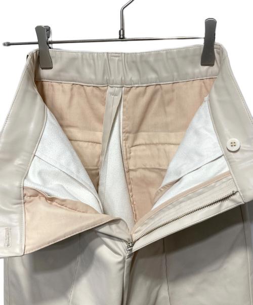 SALON adam et rope'（サロンアダムエロペ）SALON adam et rope' (サロンアダムエロペ) フェイクレザーテーパードパンツ アイボリー サイズ:Fの古着・服飾アイテム