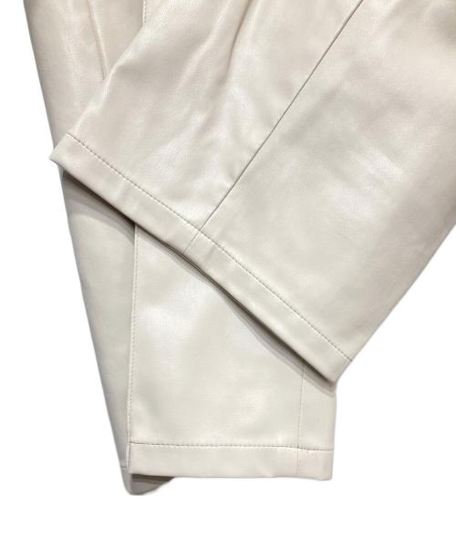 SALON adam et rope'（サロンアダムエロペ）SALON adam et rope' (サロンアダムエロペ) フェイクレザーテーパードパンツ アイボリー サイズ:Fの古着・服飾アイテム