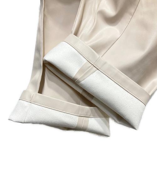 SALON adam et rope'（サロンアダムエロペ）SALON adam et rope' (サロンアダムエロペ) フェイクレザーテーパードパンツ アイボリー サイズ:Fの古着・服飾アイテム