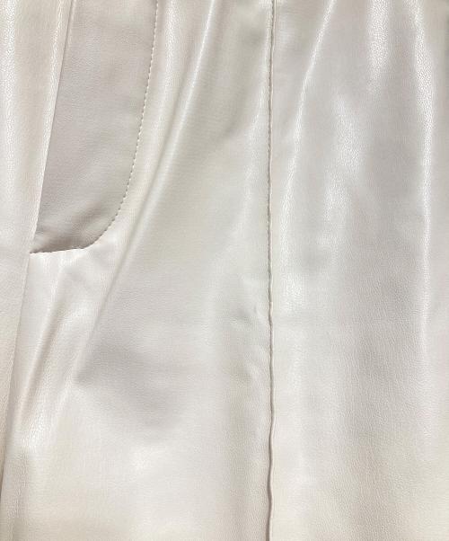 SALON adam et rope'（サロンアダムエロペ）SALON adam et rope' (サロンアダムエロペ) フェイクレザーテーパードパンツ アイボリー サイズ:Fの古着・服飾アイテム