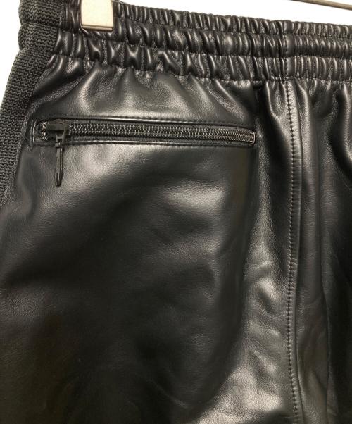 Needles（ニードルズ）Needles (ニードルズ) STUDIOUS (ステュディオス) 別注エコレザートラックパンツ ブラック サイズ:XSの古着・服飾アイテム