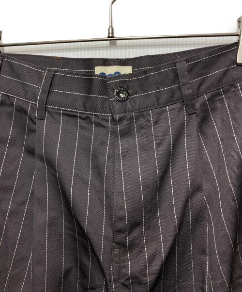 9090（9090）9090 (9090) Stripe Tuck Buggy Pants/ストライプ  タック バギー パンツ グレー サイズ:Ｍの古着・服飾アイテム