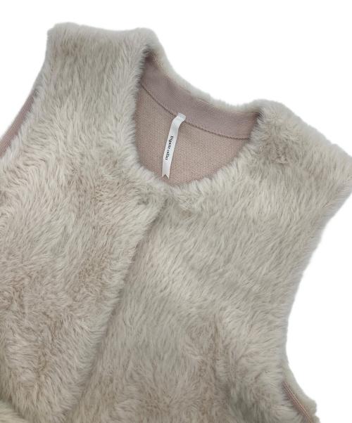 Dignite collier（ディニテ コリエ）Dignite collier (ディニテ コリエ) ジレ フェザーヤーン ペプラム Vネック ベスト ベージュ サイズ:freeの古着・服飾アイテム