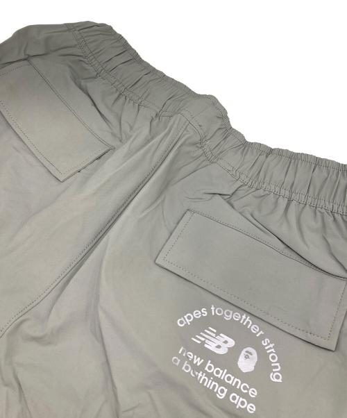 A BATHING APE（ア ベイシング エイプ）A BATHING APE (ア ベイシング エイプ) NEW BALANCE (ニューバランス) BAPE X NEW BALANCE SHORTS/ベイプ・クロス・ニューバランス・ショーツ/ナイロンパンツ ライトグレー サイズ:Lの古着・服飾アイテム