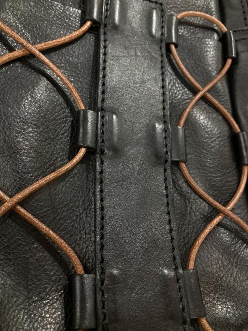 Herz（ヘルツ）Herz (ヘルツ) レザーショルダーバッグ/スクエアレザーリュック ブラックの古着・服飾アイテム