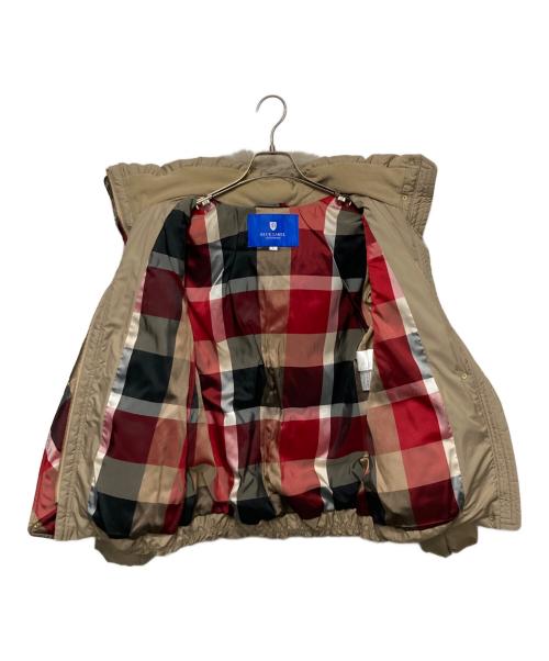 BLUE LABEL CRESTBRIDGE（ブルーレーベルクレストブリッジ）BLUE LABEL CRESTBRIDGE (ブルーレーベルクレストブリッジ) ファー付きダウンジャケット ベージュ サイズ:38の古着・服飾アイテム