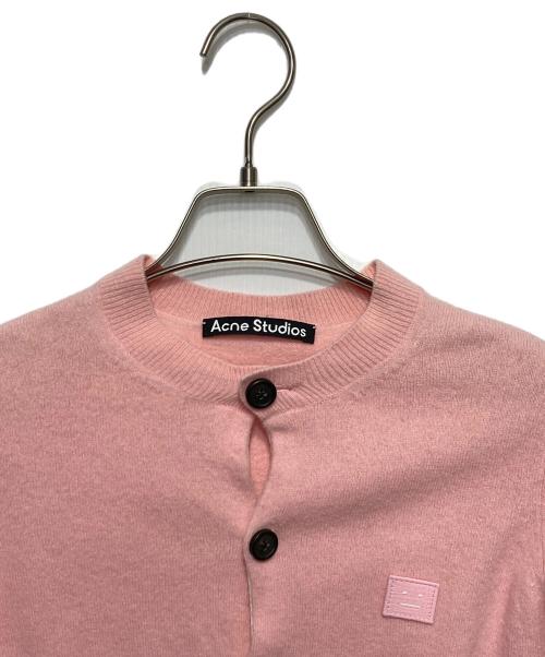 Acne studios（アクネ ストゥディオズ）Acne studios (アクネ ストゥディオズ) フェイスロゴクルーネックカーディガン ピンク サイズ:XSの古着・服飾アイテム