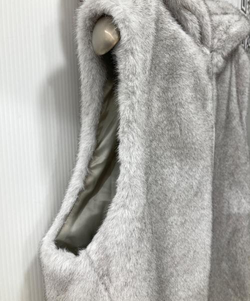 green label relaxing（グリーンレーベルリラクシング）green label relaxing (グリーンレーベルリラクシング) フェイクファーフードベスト グレー サイズ:FREEの古着・服飾アイテム