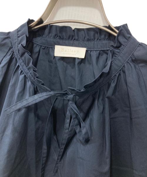 BALLSEY（ボールジィ）BALLSEY (ボールジィ) プロセスドコットン ネックフリルブラウス ネイビー サイズ:36の古着・服飾アイテム