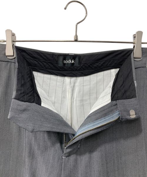 soduk（スドーク）soduk (スドーク) Who cut it out？ trousers/ダメージスラックス グレー サイズ:表記なしの古着・服飾アイテム