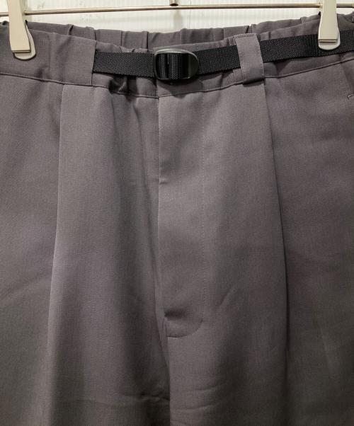 Ujoh（ウジョー）UJOH (ウジョー) Tape-Belt 1 Tuck PNT/ワイドシルエット1タックパンツ グレー サイズ:2の古着・服飾アイテム