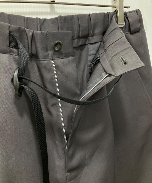 Ujoh（ウジョー）UJOH (ウジョー) Tape-Belt 1 Tuck PNT/ワイドシルエット1タックパンツ グレー サイズ:2の古着・服飾アイテム