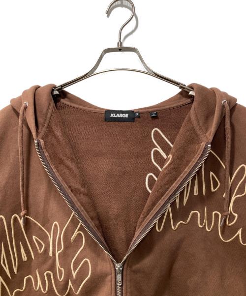 X-LARGE（エクストララージ）X-LARGE (エクストララージ) ALLOVER LOGO ZIP HOODED ブラウン サイズ:Ｍの古着・服飾アイテム