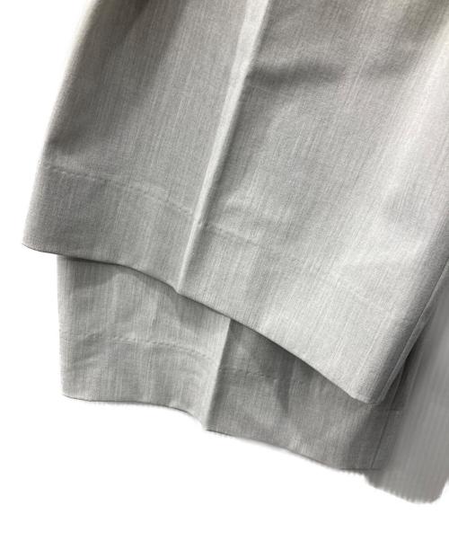 YORI（ヨリ）yori (ヨリ) 25SS/スラックス/ウエストリボンダブルタックパンツ グレー サイズ:34の古着・服飾アイテム