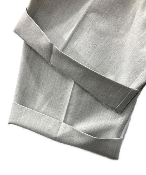 YORI（ヨリ）yori (ヨリ) 25SS/スラックス/ウエストリボンダブルタックパンツ グレー サイズ:34の古着・服飾アイテム