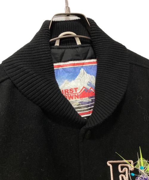 FIRST DOWN（ファーストダウン）FIRST DOWN (ファーストダウン) アームレザー刺繍スタジャン ホワイト×ブラック サイズ:Mの古着・服飾アイテム