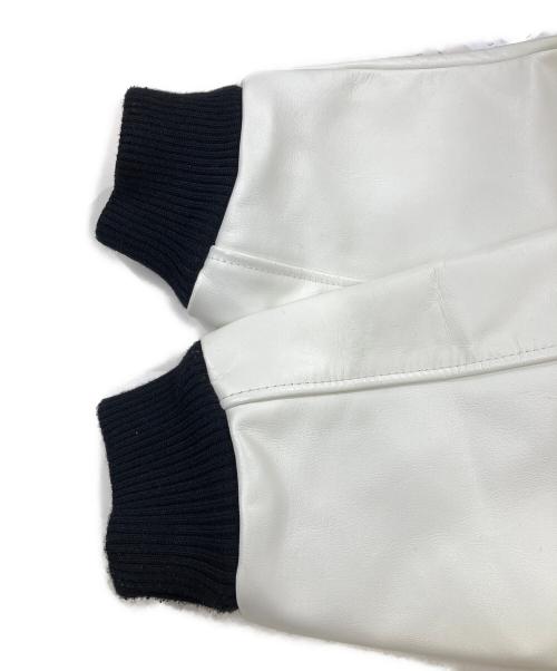 FIRST DOWN（ファーストダウン）FIRST DOWN (ファーストダウン) アームレザー刺繍スタジャン ホワイト×ブラック サイズ:Mの古着・服飾アイテム