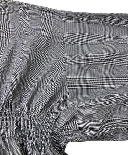 universal tissu（ユニバーサルティシュ）UNIVERSAL TISSU (ユニバーサルティシュ) コットン ナチュラル タイプライター シャーリング ワイド ブラウス グレー サイズ:不明の古着・服飾アイテム