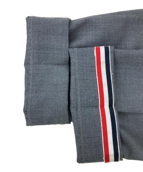 Thom Browne（トムブラウン）Thom Browne (トムブラウン) クラシック ツイル バックストラップ トラウザー グレー サイズ:０の古着・服飾アイテム
