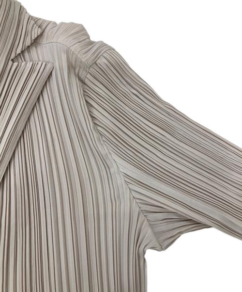 ISSEY MIYAKE FETE（イッセイミヤケフェット）ISSEY MIYAKE FETE (イッセイミヤケフェット) プリーツカーディガン ベージュ サイズ:2の古着・服飾アイテム