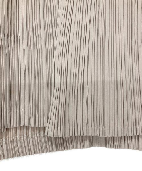 ISSEY MIYAKE FETE（イッセイミヤケフェット）ISSEY MIYAKE FETE (イッセイミヤケフェット) プリーツカーディガン ベージュ サイズ:2の古着・服飾アイテム