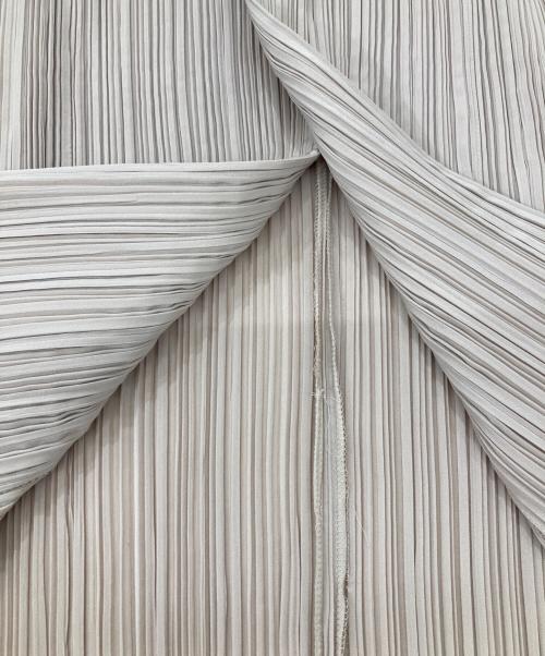 ISSEY MIYAKE FETE（イッセイミヤケフェット）ISSEY MIYAKE FETE (イッセイミヤケフェット) プリーツカーディガン ベージュ サイズ:2の古着・服飾アイテム