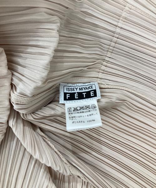 ISSEY MIYAKE FETE（イッセイミヤケフェット）ISSEY MIYAKE FETE (イッセイミヤケフェット) プリーツカーディガン ベージュ サイズ:2の古着・服飾アイテム