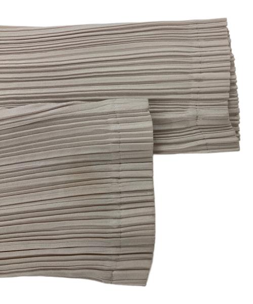 ISSEY MIYAKE FETE（イッセイミヤケフェット）ISSEY MIYAKE FETE (イッセイミヤケフェット) プリーツカーディガン ベージュ サイズ:2の古着・服飾アイテム