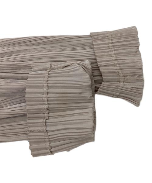 ISSEY MIYAKE FETE（イッセイミヤケフェット）ISSEY MIYAKE FETE (イッセイミヤケフェット) プリーツカーディガン ベージュ サイズ:2の古着・服飾アイテム