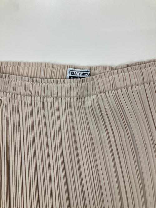 ISSEY MIYAKE FETE（イッセイミヤケフェット）ISSEY MIYAKE FETE (イッセイミヤケフェット) プリーツスカート ベージュ サイズ:3の古着・服飾アイテム