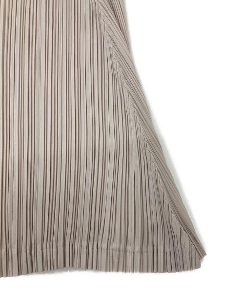 ISSEY MIYAKE FETE（イッセイミヤケフェット）ISSEY MIYAKE FETE (イッセイミヤケフェット) プリーツスカート ベージュ サイズ:3の古着・服飾アイテム